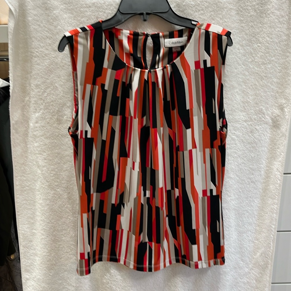 Geo print Calvin Klein top. Feel good fabric